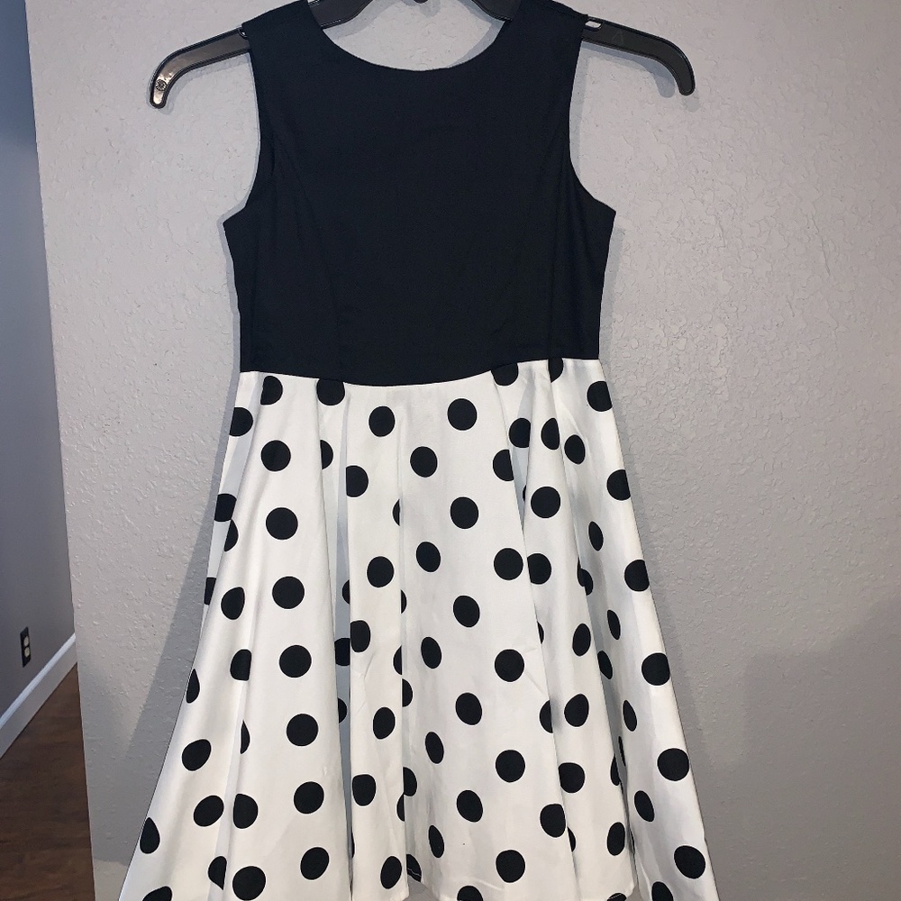 ADORABLE GIRL'S B&W POKA DOT DRESS